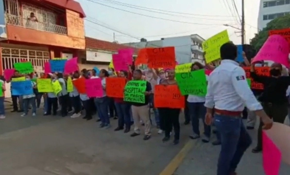 Manifestación de trabajadores que exigen mejor servicio médico y abasto de medicamentos en el Hospital de Pemex de Villahermosa. Foto La Jornada