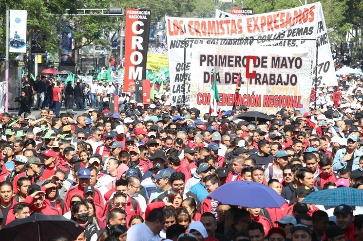 Trabajadores que participan en la marcha por el Día del Trabajo, la cual partió del Ángel y tiene como destino el Zócalo, en la Ciudad de México, el 1 de mayo de 2023. Foto María Luisa Severiano