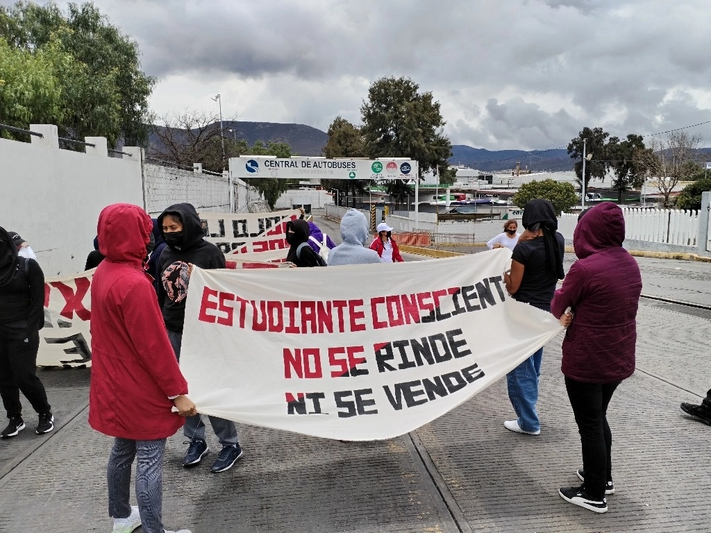 Escuela Normal Luis Villarreal El Mexe durante una protesta. Foto La Jornada