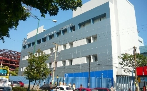 En algunas cartulinas se leyeron mensajes como: "Exigimos rehabilitación y equipamiento del hospital general", "Exigimos inauguración ya, hospital regional de especialidades". Foto issste.online