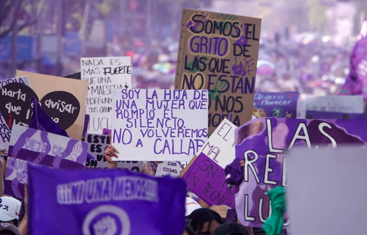 La Conavim -órgano desconcentrado de la Secretaría de Gobernación-, desapareció el primero de enero de 2025, y sus atribuciones recayeron en la Secretaría de la Mujer. Sin embargo, las organizaciones indicaron que “no existe una claridad operativa ni jurídica sobre cómo y cuándo lo realizará, menos aún su programación y planificación nada al respecto”.
