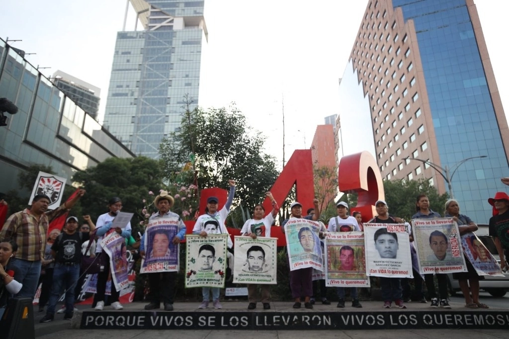 Padres de los 43 normalistas de Ayotzinapa durante la protesta. Foto Yazmín Ortega