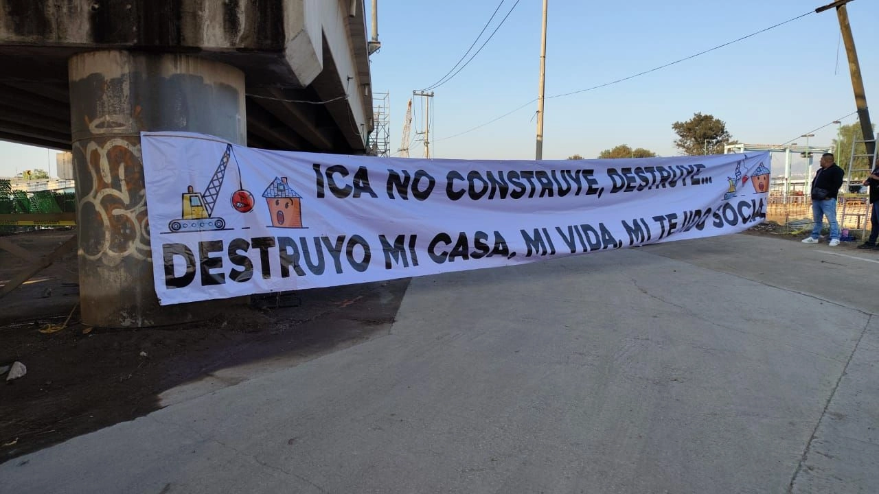 Vecinos del pueblo Puente de Vigas durante el bloqueo en la calle Vaso de Cristo. Foto 
