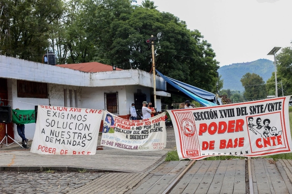 Integrantes de la CNTE bloquean las vías del tren en el municipio de Uruapan, Michoacán. Foto Cuartoscuro / Archivo
