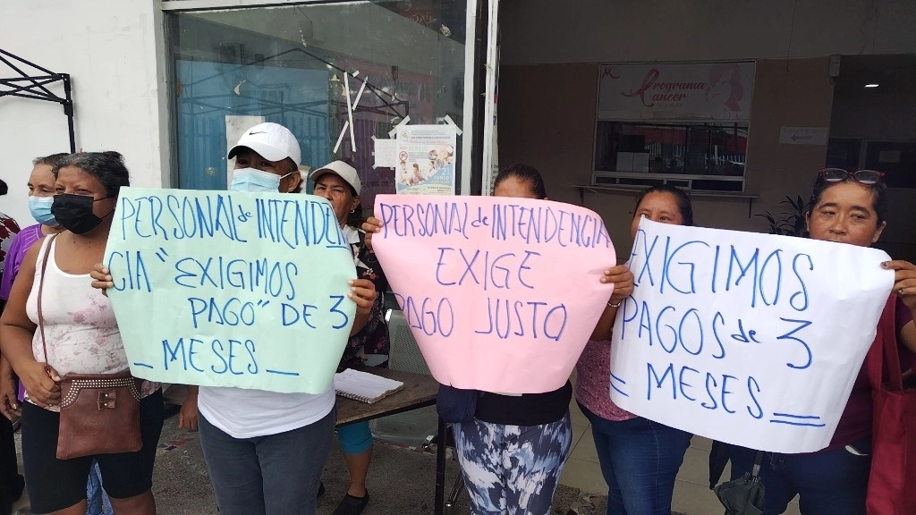 Las trabajadoras mencionaron que acudieron a las oficinas centrales de Salud estatal en Chilpancingo a reclamar su pago. Foto Héctor Briseño  