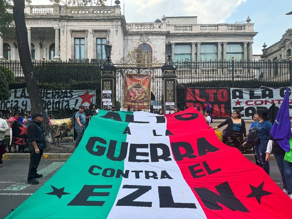 El Frayba denunció la reciente incursión de personas armadas y amenazas en el poblado zapatista 6 de Octubre, del caracol de Jerusalén. El senador por Chiapas Luis Armando Melgar urgió al gobierno estatal a intervenir para detener el conflicto. En la imagen, mitin en la Secretaría de Gobernación. Foto Víctor Camacho