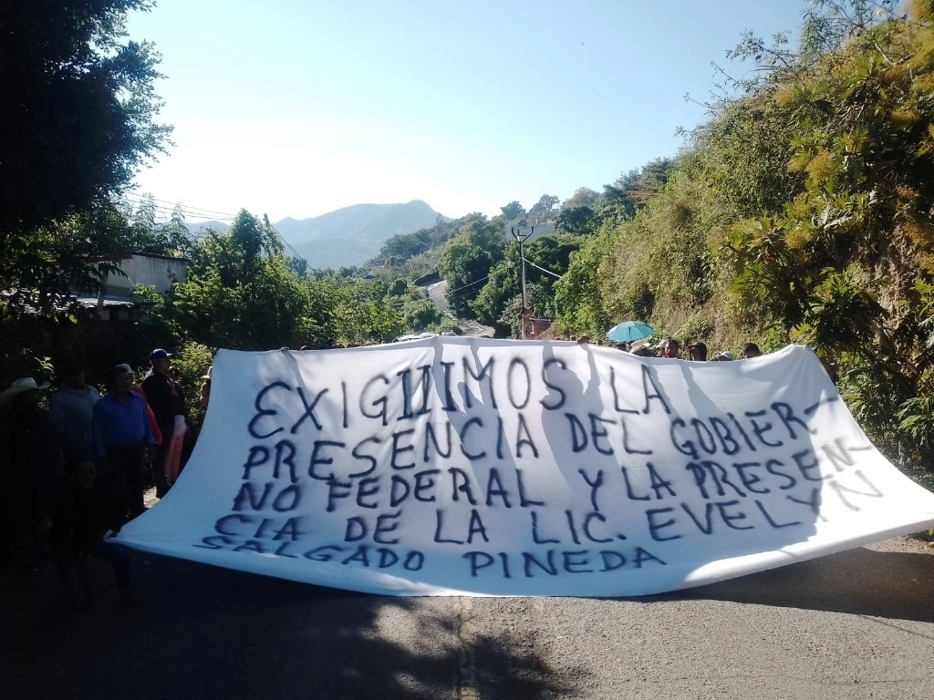 Las personas retenidas son el alcalde de Atlixtac, Guillermo Matías Marrón; el diputado local de Morena, Pánfilo Sánchez Almazán; el director de Gobernación en la entidad, Juan Méndez Nogueda; la delegada regional de Gobierno, Mirella Nava García; el subdirector de Obra y Mantenimiento de la Secretaría de Salud, Leonardo Castorena Jiménez. Foto La Jornada