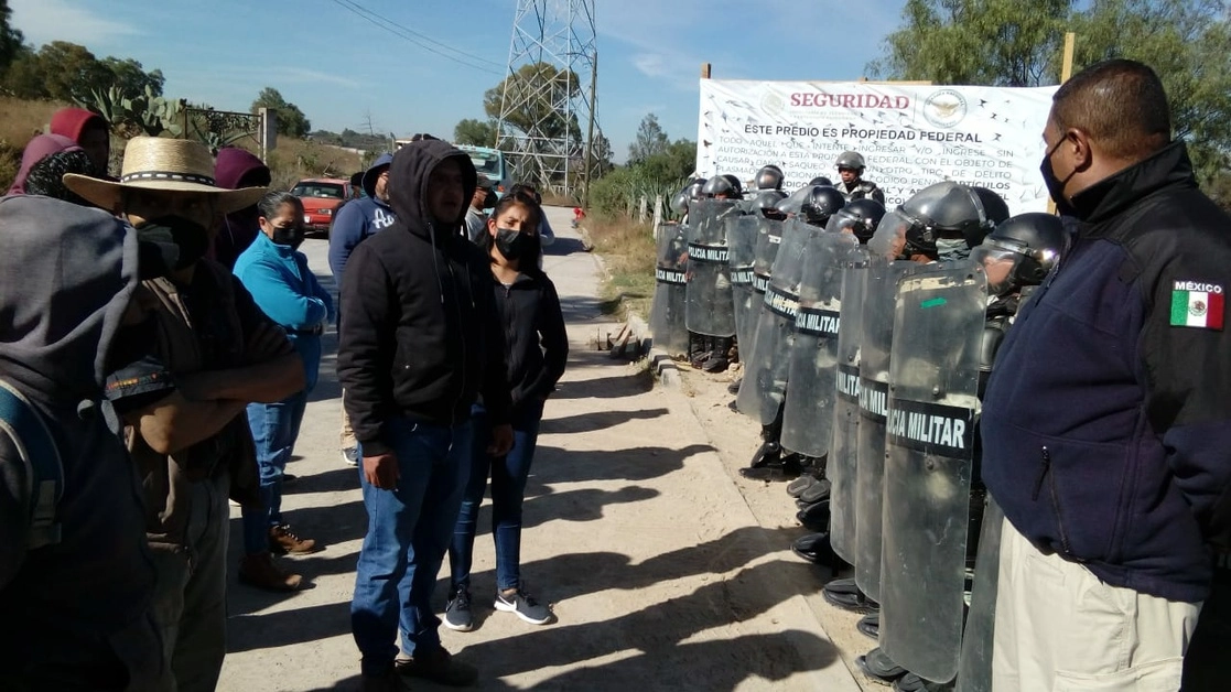 Vecinos de Tepetlaoxtoc realizaron una manifestación para exigir que se detengan las obras de construcción del cuartel de la Guardia Nacional en un predio que era usado como deportivo por los habitantes. Foto ‘La Jornada’