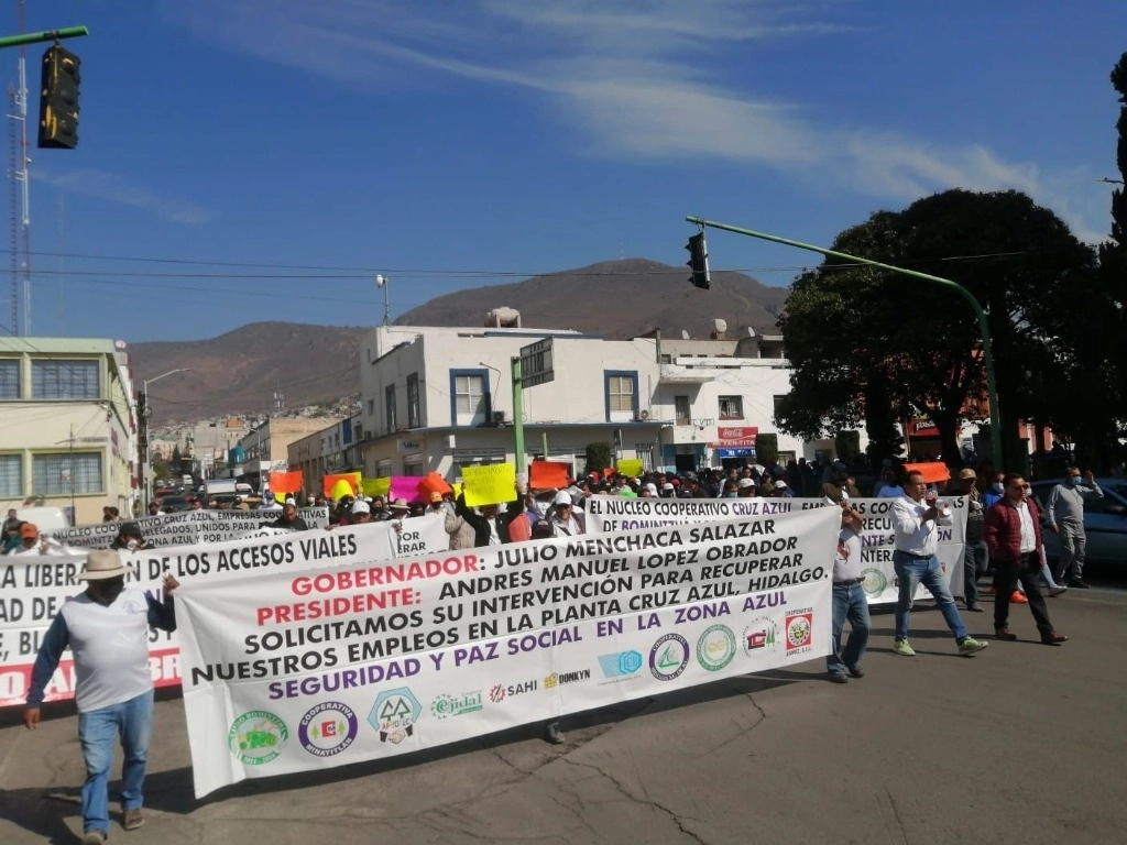 Trabajadores de empresas proveedoras de la Cooperativa Cementera Cruz Azul, ubicada en Jasso, en Tula, se manifestaron en la ciudad de Pachuca para pedir al gobierno estatal su intervención a fin de se reanuden las actividades, detenidas desde abril de 2020. Foto Juan Ricardo Montoya