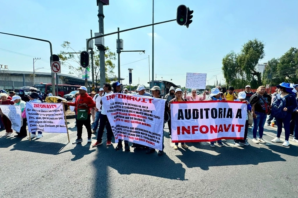 Manifestantes durante el bloqueo en la Cámara de Diputados. Foto Germán Canseco