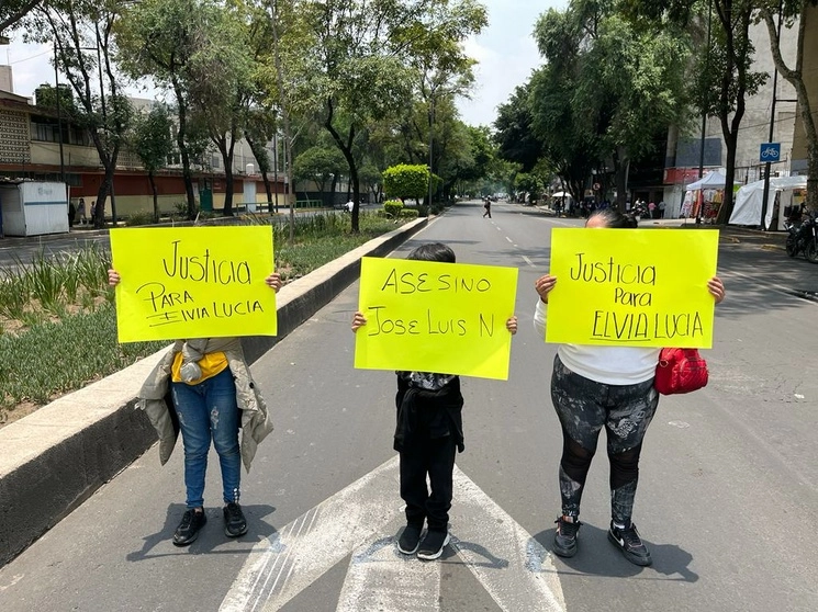 Familiares y amigos de Elvia Lucía bloquean las calles Balderas y Dr. Río de la Loza, para exigir a la Fiscalía capitalina que investigue su asesinato en la alcaldía Álvaro Obregón, el 17 de mayo de 2023. Foto Alfredo Domínguez