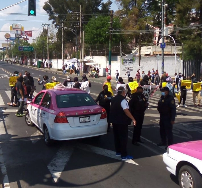 Encapuchados durante la protesta. Foto tomada de la cuenta de Twitter @OVIALCDMX
