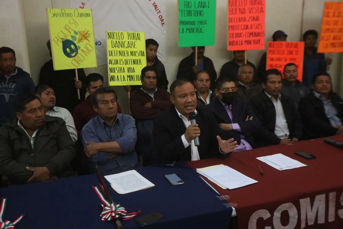 La empresa canadiense Don David Gold explota recursos minerales en territorio del municipio de San Pedro Quiatoni, Oaxaca, sin contar con los permisos para ello, denunciaron autoridades de esa localidad en conferencia de prensa. Foto Jorge A. Pérez Alfonso