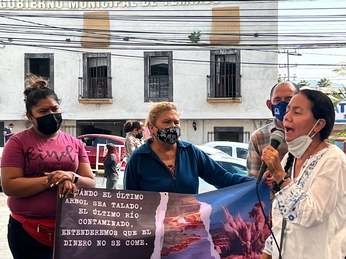 Unos 100 integrantes del Movimiento Morelense contra las Concesiones de Minería a Tajo Abierto por Metales se plantaron ayer frente al ayuntamiento de Temixco para exigir a la Secretaría del Medio Ambiente y Recursos Naturales rechazar la manifestación de impacto ambiental de la empresa canadiense Álamos Gold. Foto Rubicela Morelos