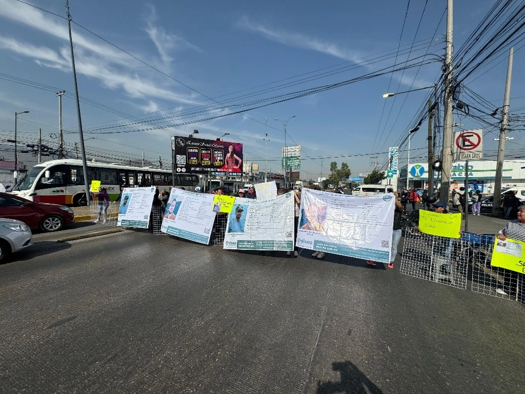 Familiares y amigos de Iván Arturo Melgarejo Pérez, quien desapareció el pasado 16 de marzo después de acudir a correr al Parque Estatal Sierra de Guadalupe; bloquearon la vía José López Portillo. Foto Javier Salinas Cesáreo