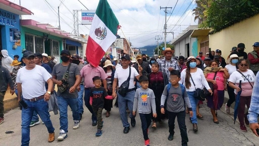 Protesta de habitantes de Teopisca, Chiapas, para exigir el reconocimiento de un concejo municipal. Foto La Jornada