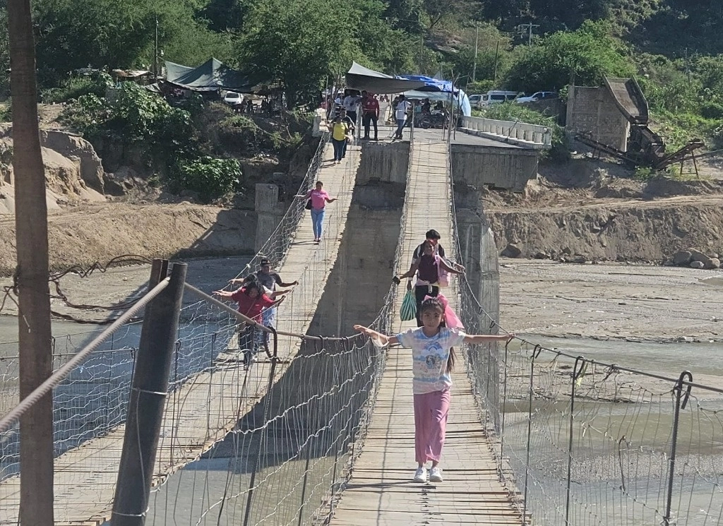 Uno de los sectores más perjudicados con la caída del puente es el del magisterio de nueve zonas escolares, de la 71 a la 80 que pertenecen al SNTE, en los niveles de preescolar, primaria y secundaria, que laboran en las comunidades de los municipios de la Costa Chica y zona Centro. Foto Sergio Ocampo 