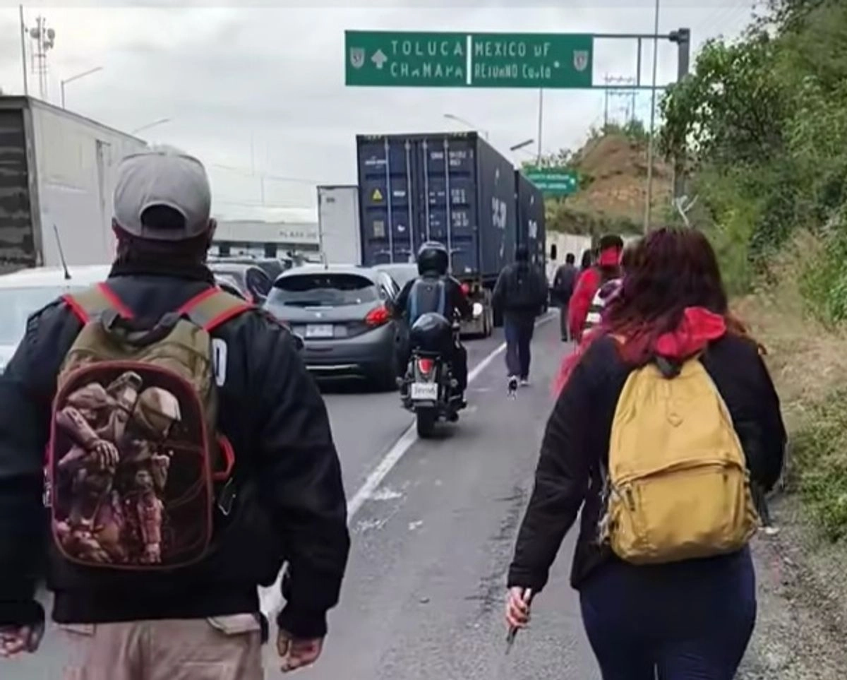 Los usuarios de esa vía debe caminar largos tramos para sortear los asentamientos. Foto