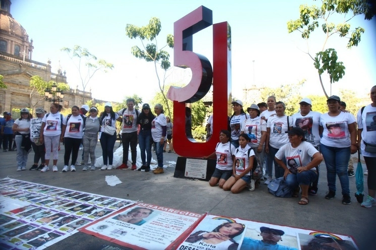 Colectivos de la sociedad civil instalaron el antimonumento para recordar la represión a jóvenes por parte del gobierno de Enrique Alfaro. Foto Arturo Campos / Archivo