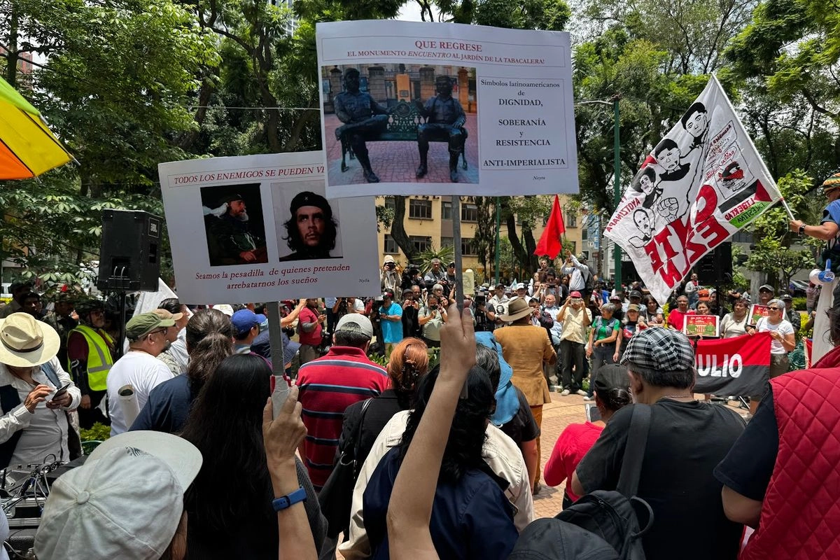 En la protesta por la remoción de las estatuas, se pidió renombrar Fidel Castro a la Plaza San Carlos.