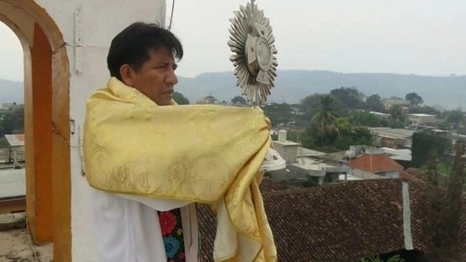 La jerarquía de la iglesia católica demandó la aplicación de medidas efectivas para garantizar la seguridad de los sacerdotes y agentes pastorales que, como el padre Marcelo, dedican su vida al servicio de los más necesitados, especialmente en zonas de alto riesgo. Twitter de @CdhFrayba / Archivo