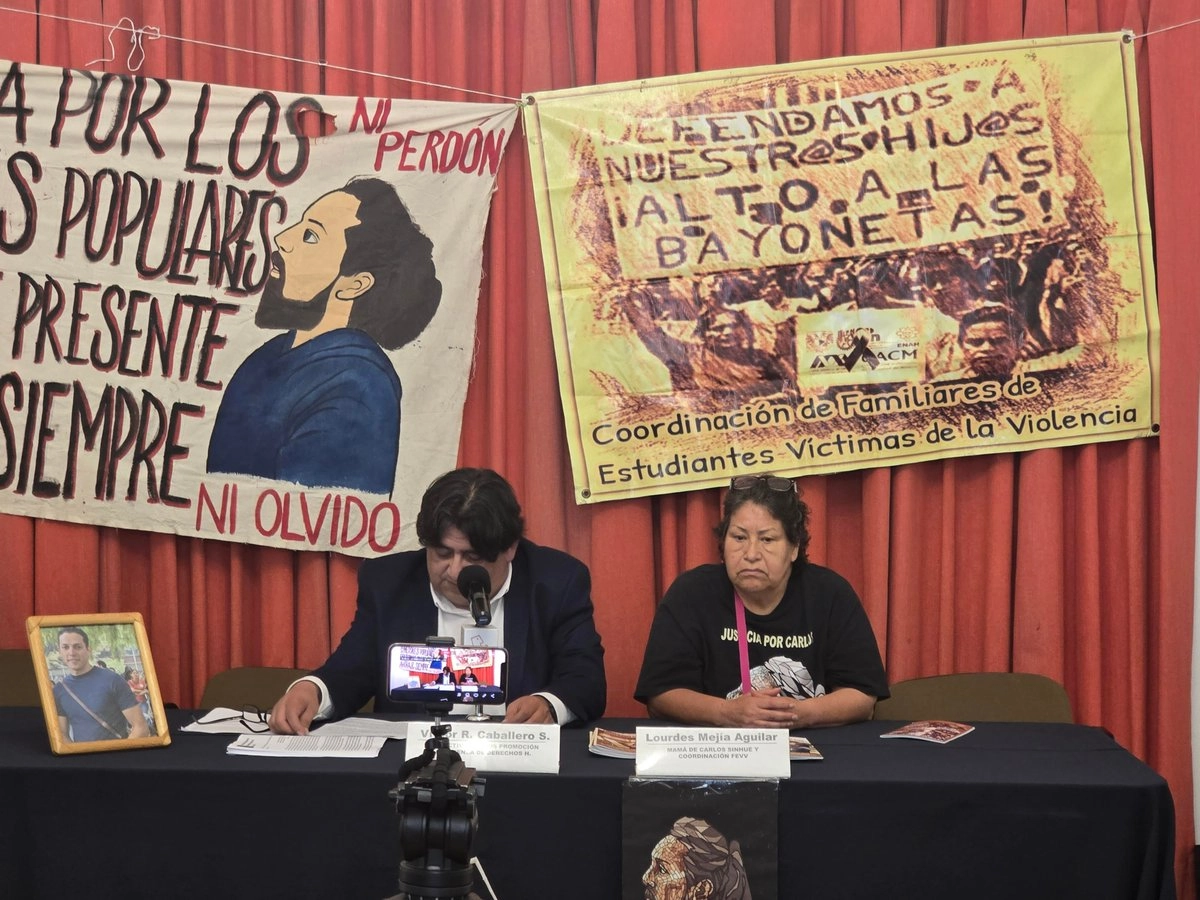 María de Lourdes, madre de Carlos Sinuhé Mejía, joven asesinado en Topilejo hace 14 años, junto al abogado defensor de derechos humanos, Víctor Caballero, en las instalaciones del Centro Nacional de Comunicación Social A.C (Cencos). Foto 