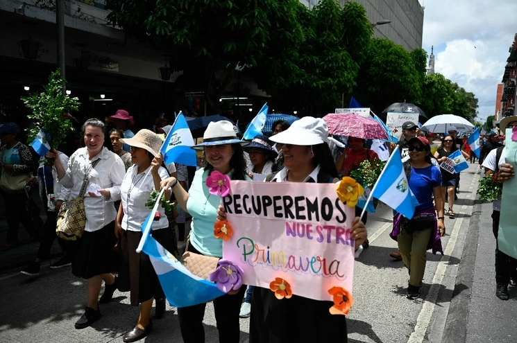 Cientos de personas marcharon en calles de Guatemala, para pedir la dimisión de funcionarios judiciales que crearon la actual crisis electoral. Foto Afp