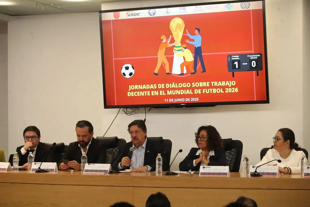 El diputado y presidente de la Confederación Internacional de Trabajadores, Napoleón Gómez Urrutia, participa en las "Jornadas de diálogo por condiciones laborales dignas en el Mundial 2026", en San Lázaro, Ciudad de México, el 11 de junio de 2025. 
