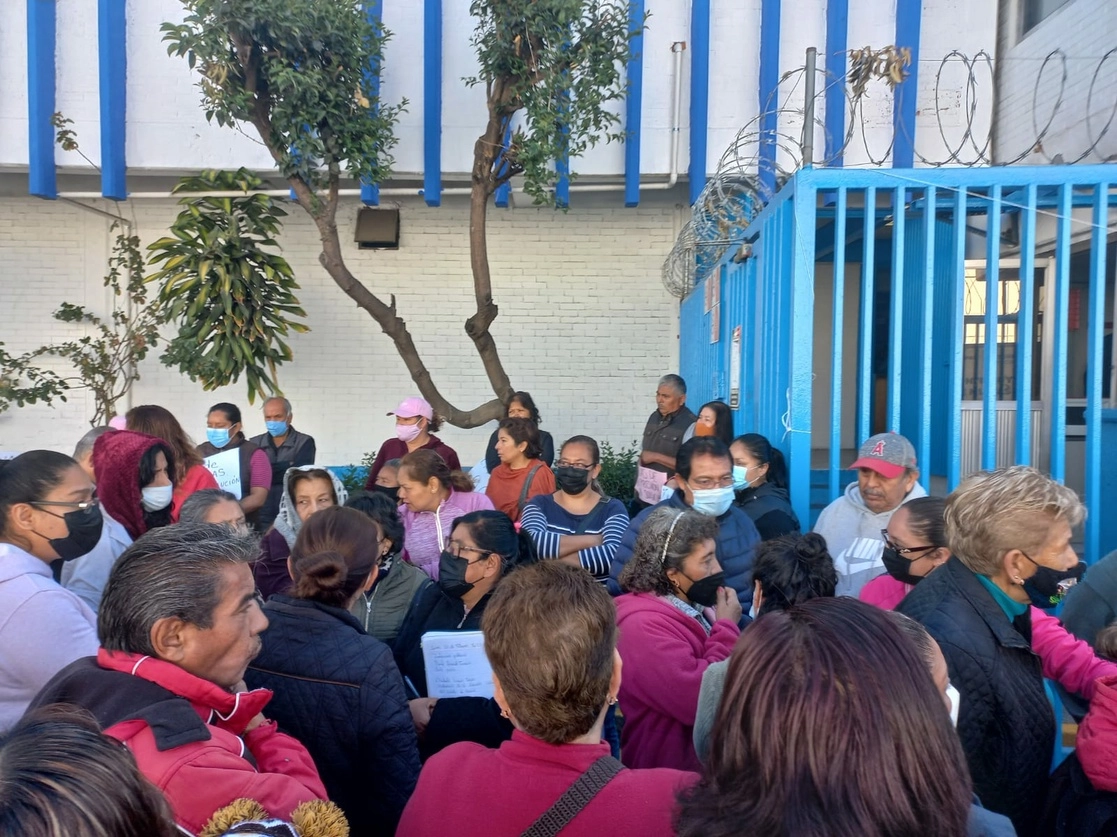 Vecinos de cinco colonias de Naucalpan se manifestaron frente al organismo de agua potable para exigir el abasto de líquido. Foto La Jornada