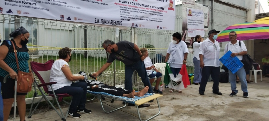 Los inconformes realizan una representación afuera de las oficinas del Fovissste, en la que “prestan” atención médica a “la muerte”, que se encuentra en una “cama de quirófano”, el 18 de octubre de 2022. Foto Héctor Briseño