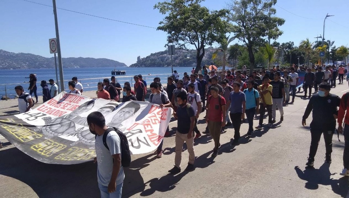 Protesta de normalistas de Ayotzinapa en Acapulco, Guerrero. Foto Héctor Briseño