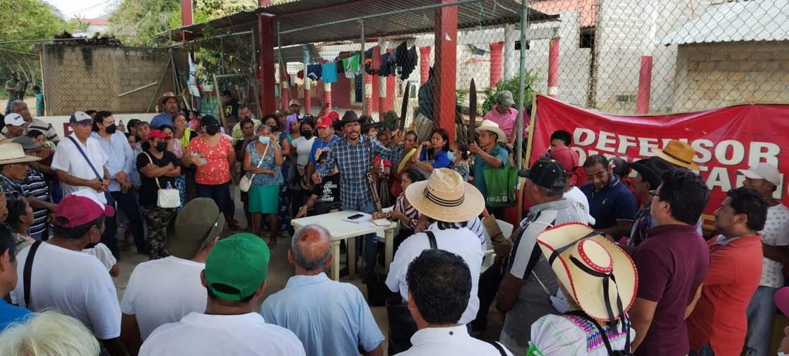 Asamblea del Referente de Organizaciones Sociales en la cancha techada de Cacahuatepec, en la zona rural de Acapulco, Guerrero. Foto Héctor Briseño