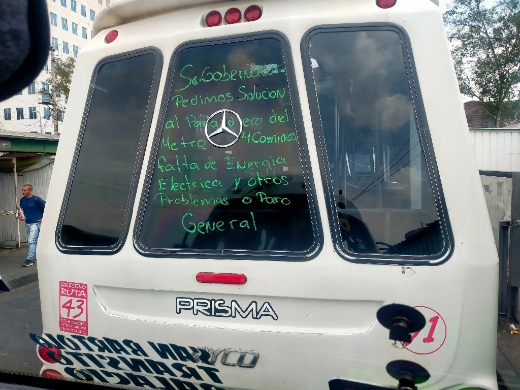 Transportistas piden se restablezca el servicio de electricidad en el paradero de Cuatro Caminos. Foto La Jornada 