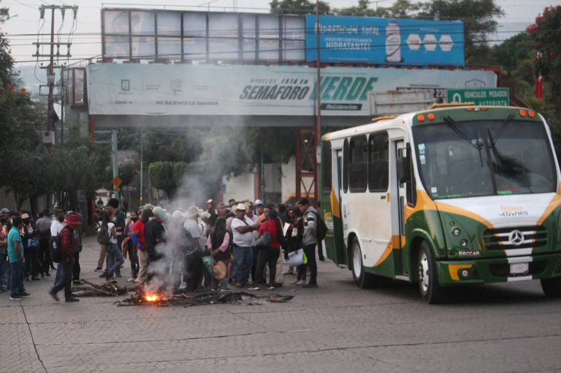 Ciudadanos protestaron contra la línea de autobuses. Foto Rubicela Morelos