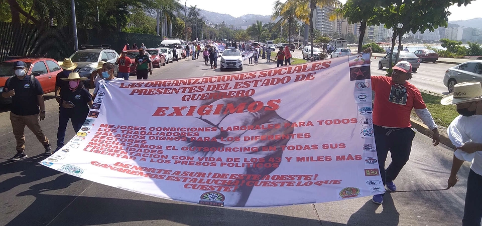 Marcha sobre la avenida Costera Miguel Alemán, en el puerto Acapulco, Guerrero, el 1 de Mayo de 2022. Foto Héctor Briseño