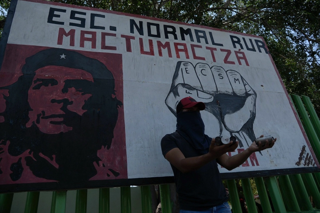 Un estudiante de la Escuela Normal Rural Mactumactzá durante una protesta. Foto Cuartoscuro /Archivo