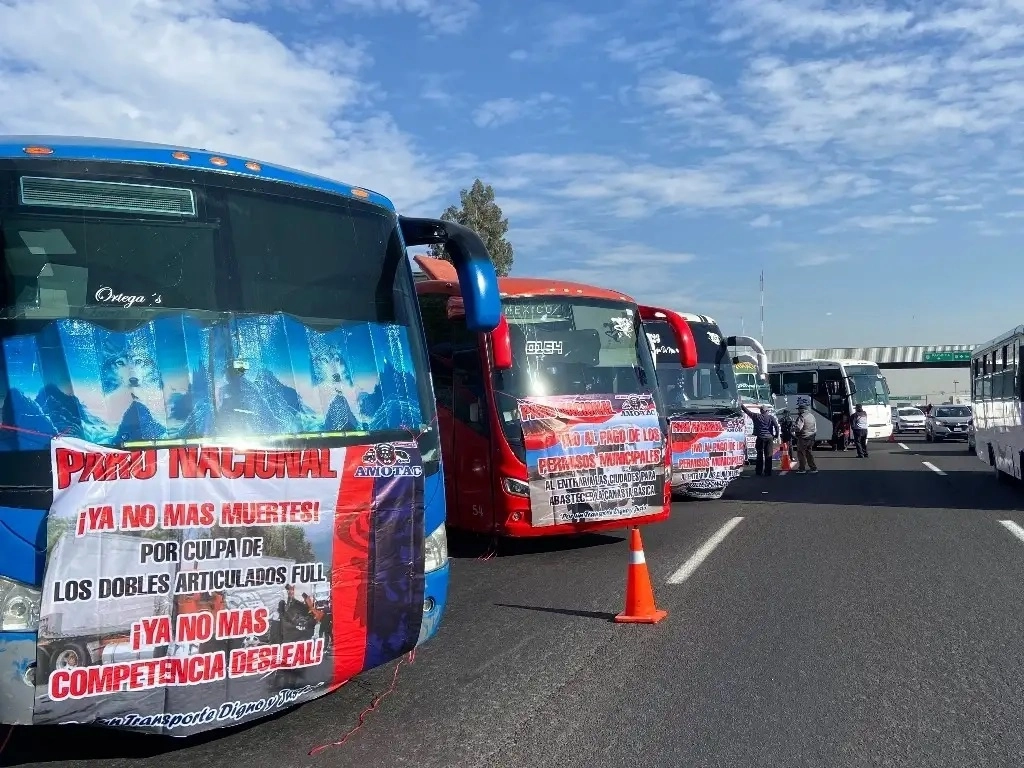 El gremio es víctima de extorsión, asaltos y quema de vehículos por parte de grupos de delincuentes que pretenden abandonen sus fuentes de trabajo. Foto La Jornada 
