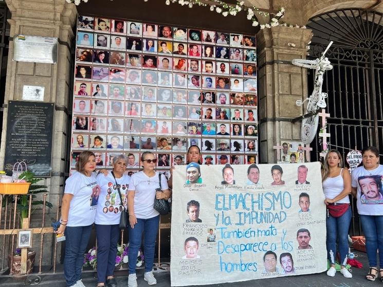 Familiares de desaparecidos se reunieron esta mañana en el memorial de las víctimas de la violencia de Morelos, ubicado en una de las entradas del palacio de gobierno del estado. Foto Rubicela Morelos Cruz