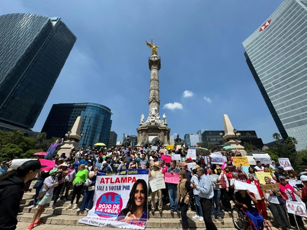 Alessandra Rojo de la Vega, candidata a la alcaldía Cuauhtémoc, anuncia su triunfo electoral en una concentración de vecinos en el Ángel de la Independencia, el 7 de julio de 2024. Foto Roberto García Ortiz
