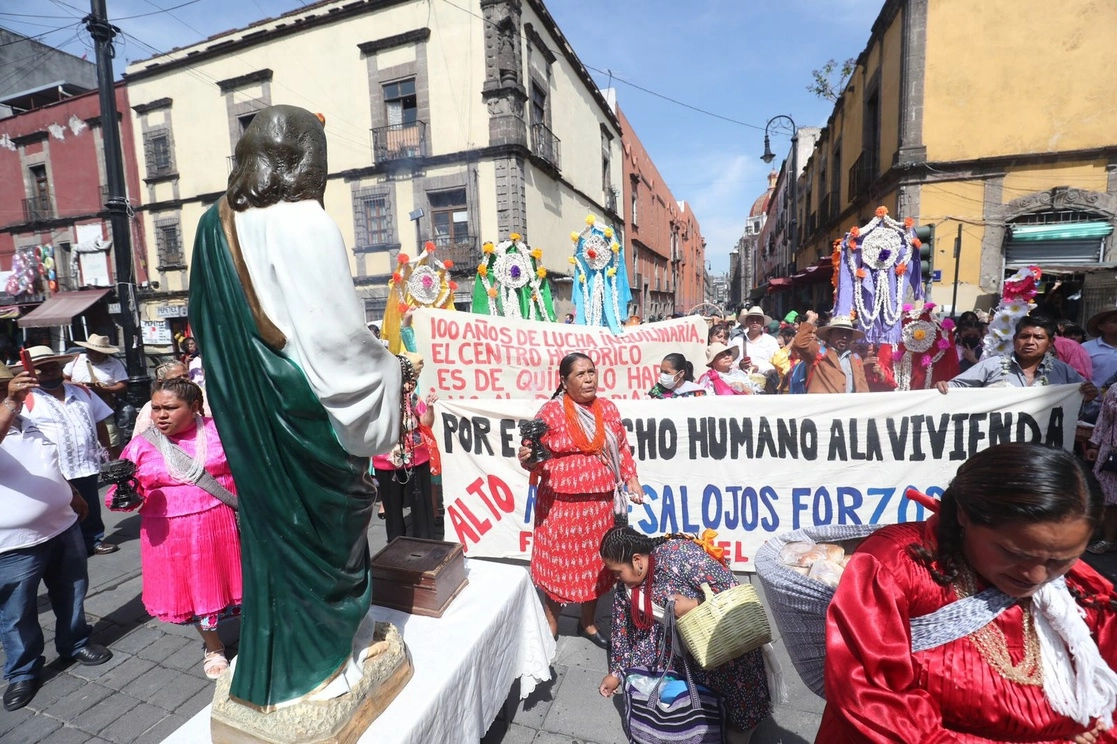 Integrantes de la comunidad mazahua que viven en la Ciudad de México realizan un carnaval para protestar contra los desalojos forzados y la gentrificación en el Centro Histórico, el 20 de junio de 2022. Foto Luis Castillo