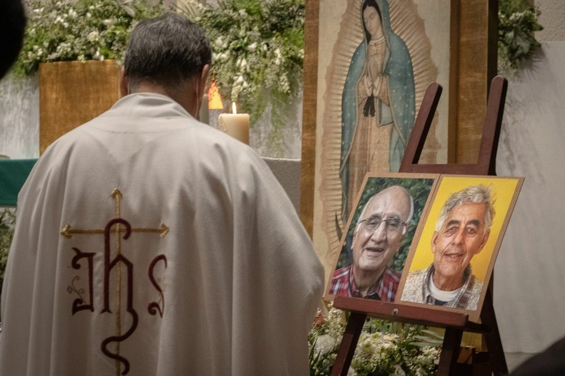 La Compañía de Jesús ofreció una misa en honor de los religiosos Joaquín César Mora y Javier Campos Morales, asesinados en Cerocahui, Chihuahua. Foto Cuartoscuro