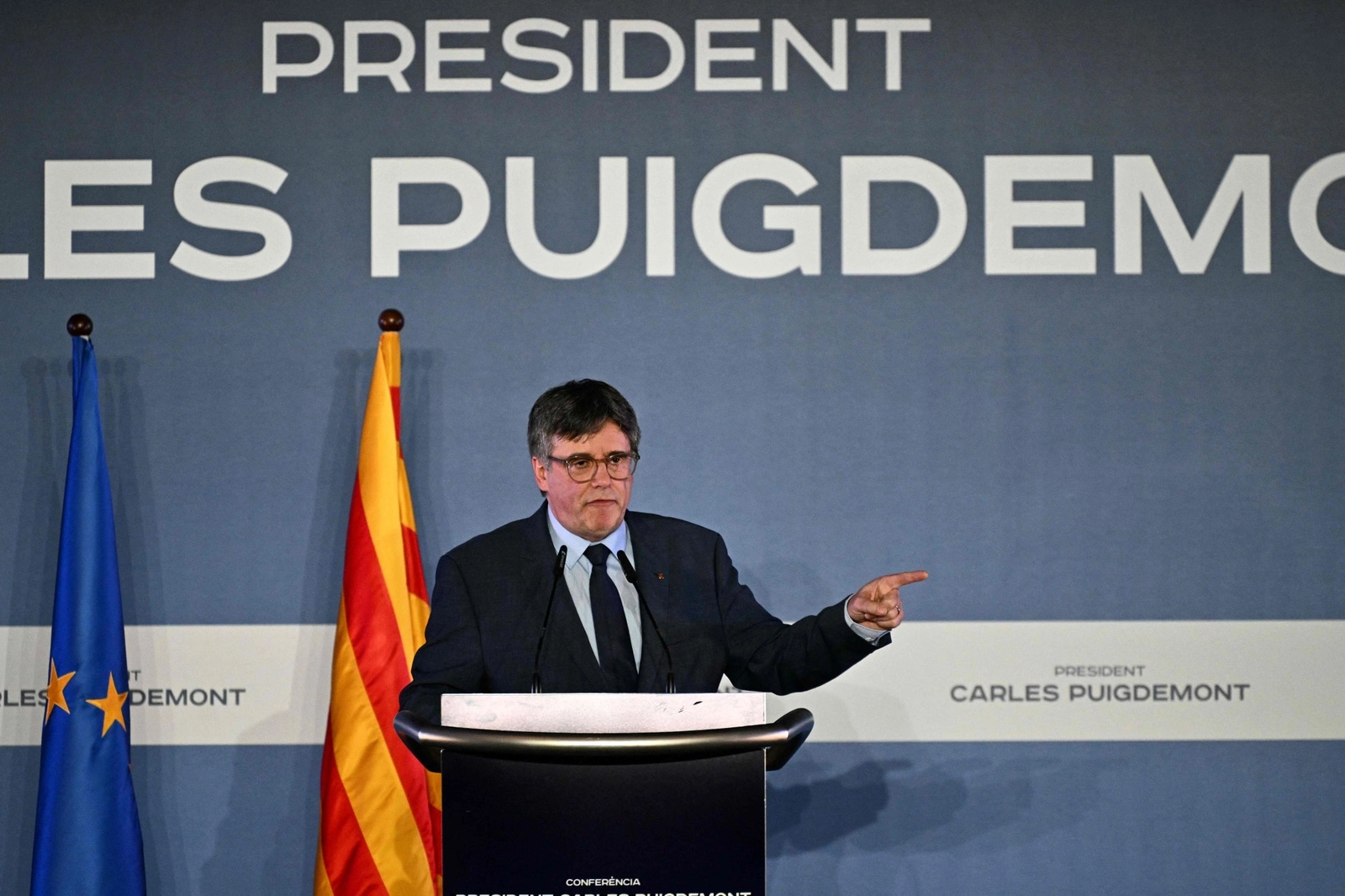 El líder separatista catalán exiliado, miembro español del Parlamento Europeo y fundador del partido Junts per Catalunya (Juntos por Cataluña), Carles Puigdemont, pronuncia un discurso durante una reunión para anunciar su candidatura a las próximas elecciones regionales en Cataluña el 21 de marzo de 2024. Foto Afp