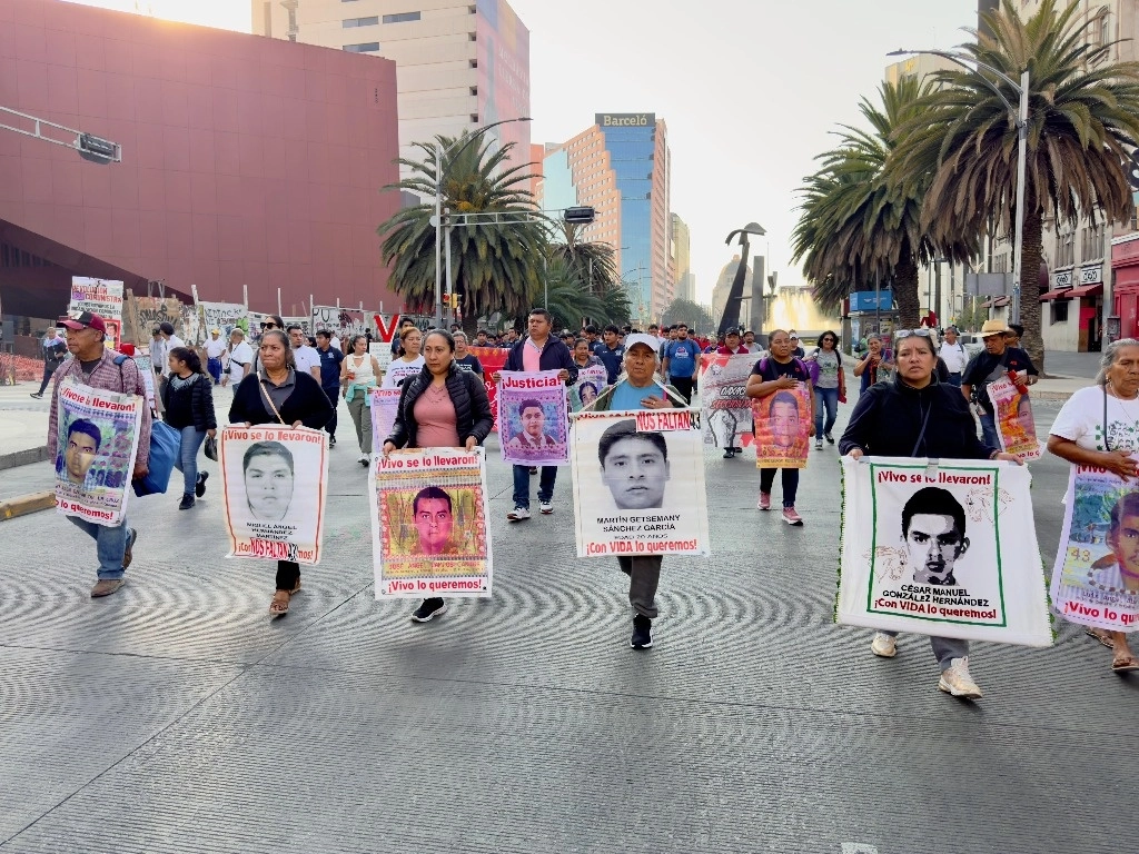 La Escuela Normal Rural “Raúl Isidro Burgos” de Ayotzinapa, Guerrero; y las madres y padres de los 43 estudiantes desaparecidos realizan la 124a Acción Global por Ayotzinapa y México, marchando del Ángel de la Independencia al Hemiciclo a Juárez, el 26 de enero del 2025. Roberto García Ortiz / La Jornada
