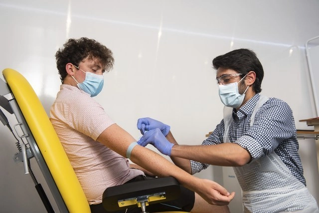 Un médico toma una muestra de sangre para emplearla en la investigación de una vacuna contra el Covid-19 en Oxford, Inglaterra. Foto Universidad de Oxford vía Ap 