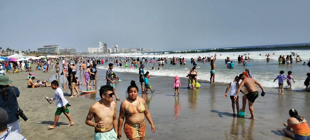 Las playas de Acapulco lucieron abarrotadas durante los días de asueto por Semana Santa. Foto Héctor Briseño
