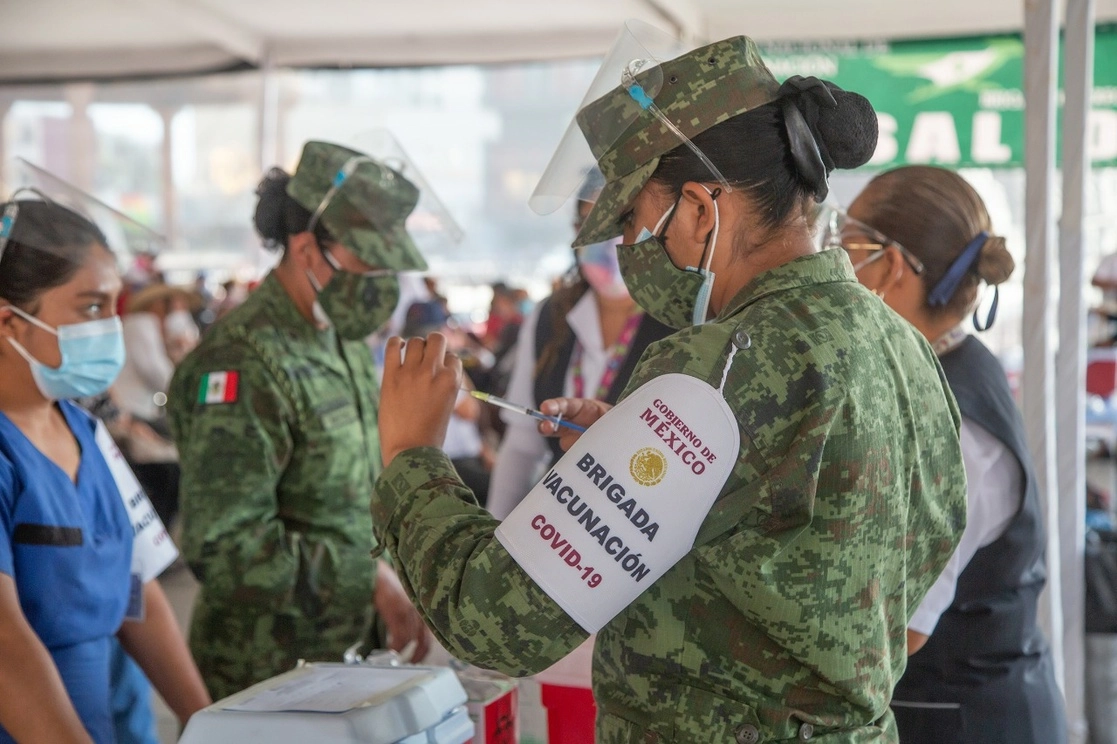 Personal de la Sedena prepara una vacuna contra el Covid-19 en Tlalnepantla, Estado de México,