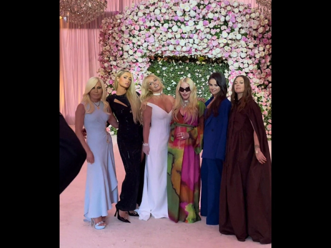 La cantante Britney Spears tuvo como invitadas a su boda (de izq. a der.) a la diseñadora Donatella Versace, Paris Hilton, Madonna, Selena Gomez y Drew Barrymore. Foto tomada de la cuenta de Facebook @britneyspears