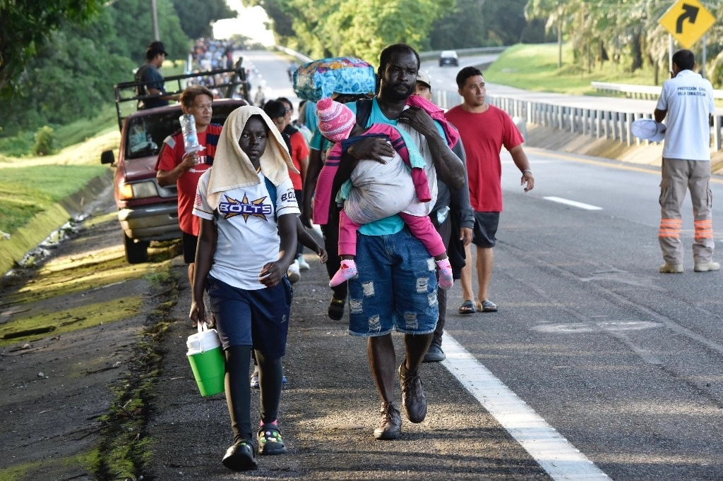 La caravana migrante pretenden avanzar como primer punto a la CDMX para conseguir trabajo y obtener ingresos antes de seguir a la frontera con Estados Unidos. Foto Édgar H. Clemente  