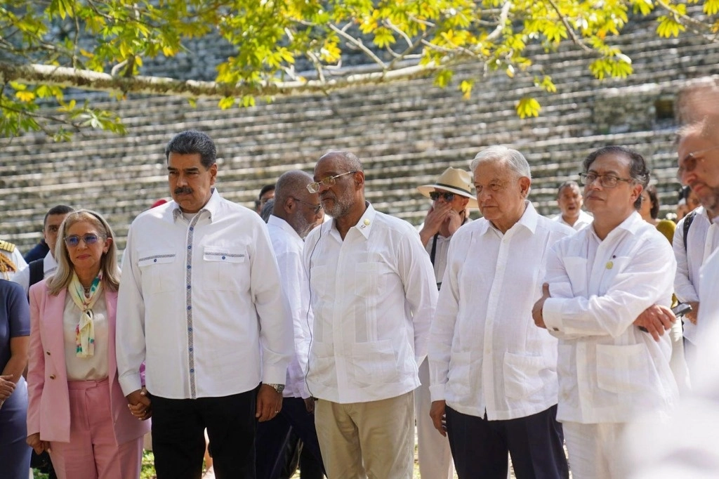 El presidente Andrés Manuel López Obrador junto a los mandatarios de Cuba, Honduras, Colombia y Venezuela, así como del  primer ministro de Haití, durante un recorrido en la zona arqueológica de Palenque en el marco del encuentro “Por una vecindad Fraterna y con Bienestar". Foto Cuartoscuro