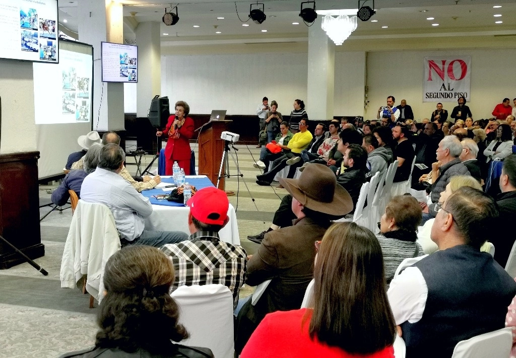Foro de discusión donde expertos presentaron sus propuestas sobre el viaducto. Foto Alfredo Valadez
